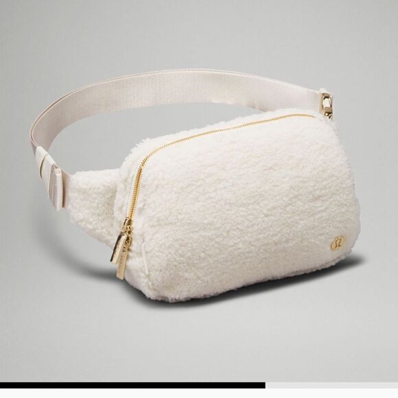 Lululemon large 2L everywhere belt bag NWT white fleece - Picture 2 of 2